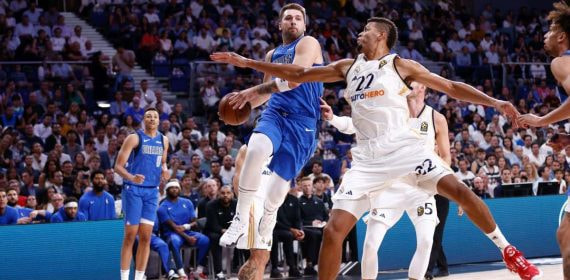 Luka Doncic ante Tavares en un partido entre los Mavericks contra el Real Madrid.