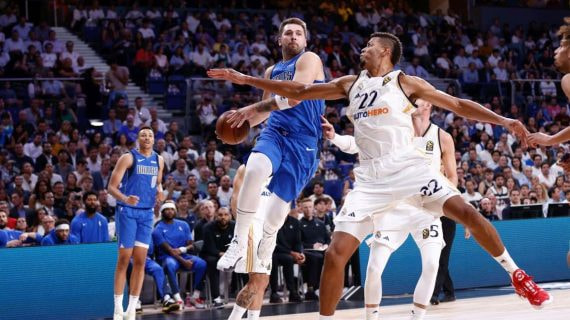 Luka Doncic ante Tavares en un partido entre los Mavericks contra el Real Madrid.