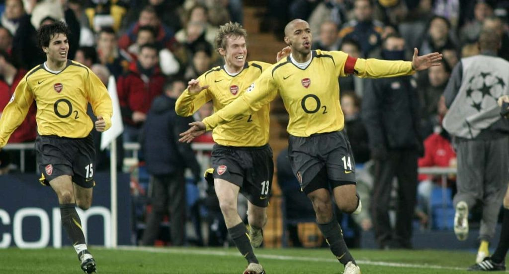 Thierry Henry celebra, junto a Cesc y Hleb, el tanto en el Bernabéu en los octavos de la Champions de 2006.