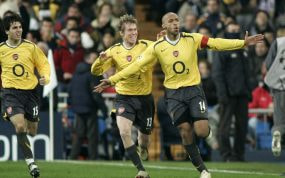 Thierry Henry celebra, junto a Cesc y Hleb, el tanto en el Bernabéu en los octavos de la Champions de 2006.