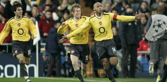 Thierry Henry celebra, junto a Cesc y Hleb, el tanto en el Bernabéu en los octavos de la Champions de 2006.