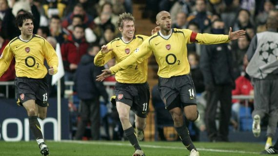 Thierry Henry celebra, junto a Cesc y Hleb, el tanto en el Bernabéu en los octavos de la Champions de 2006.