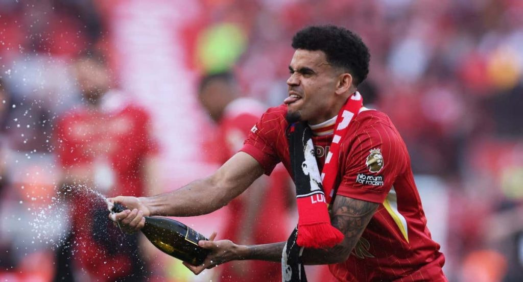 Luis Díaz celebra en el momento del triunfo del Liverpool.