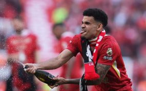 Luis Díaz celebra en el momento del triunfo del Liverpool.