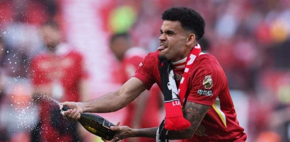 Luis Díaz celebra en el momento del triunfo del Liverpool.