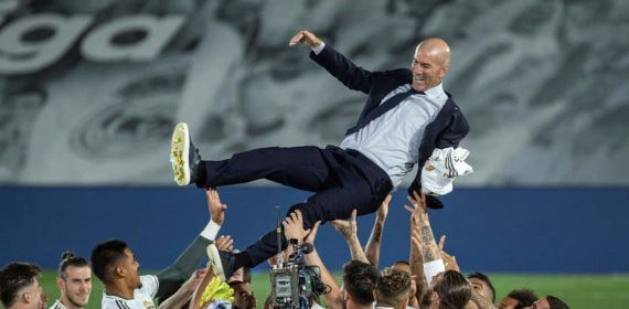 Zidane celebra un título con el Real Madrid.