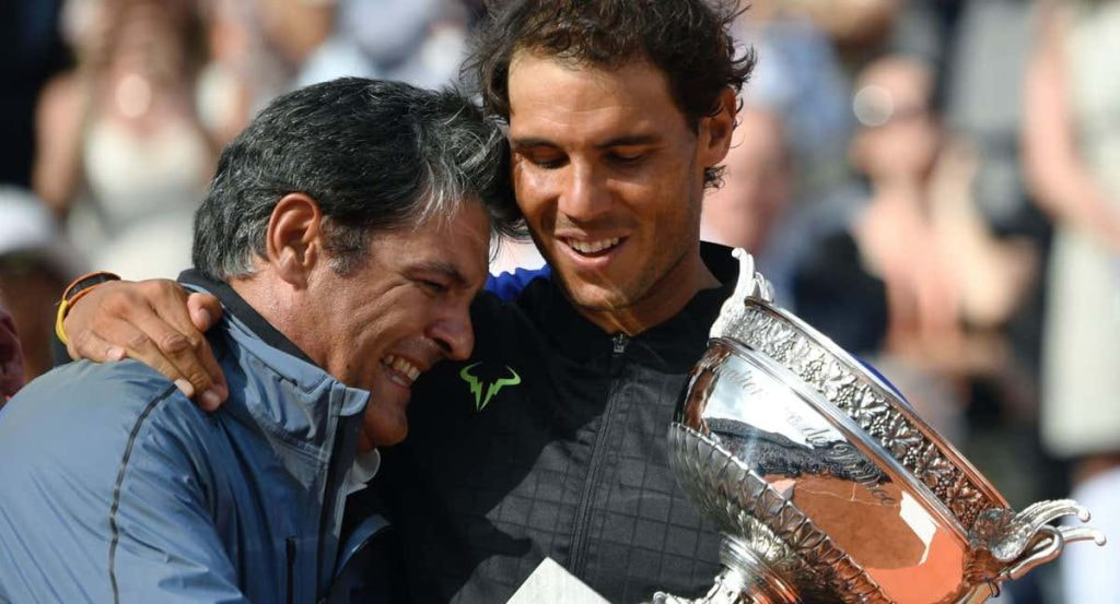 Toni y Rafael Nadal se abrazan tras la final de Roland Garros 2017.