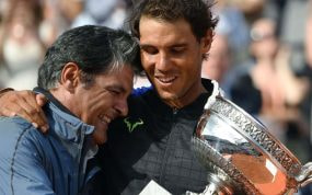 Toni y Rafael Nadal se abrazan tras la final de Roland Garros 2017.