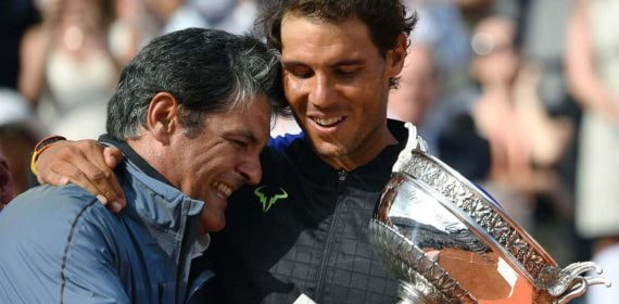 Toni y Rafael Nadal se abrazan tras la final de Roland Garros 2017.