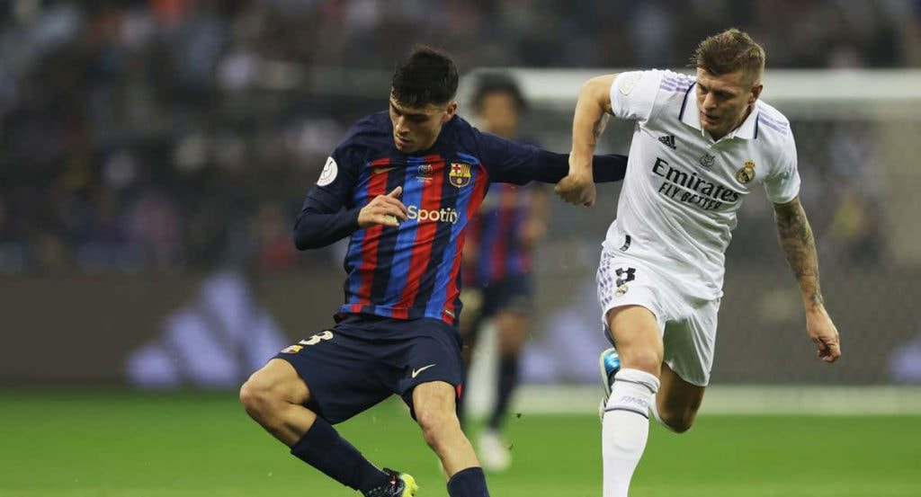 Pedri y Kroos pugnan por un balón en un Real Madrid-Barçade la temporada pasada.