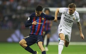 Pedri y Kroos pugnan por un balón en un Real Madrid-Barçade la temporada pasada.