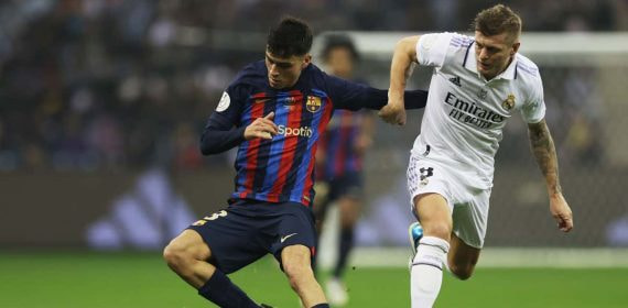Pedri y Kroos pugnan por un balón en un Real Madrid-Barçade la temporada pasada.