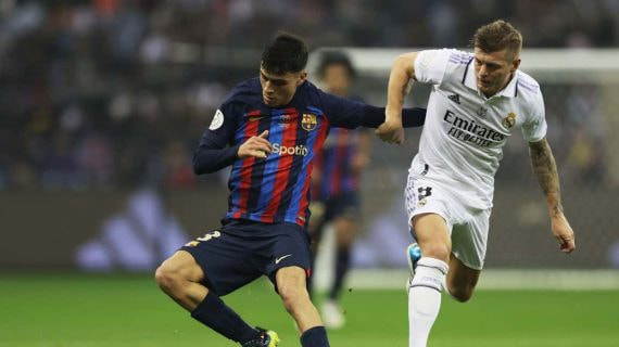 Pedri y Kroos pugnan por un balón en un Real Madrid-Barçade la temporada pasada.