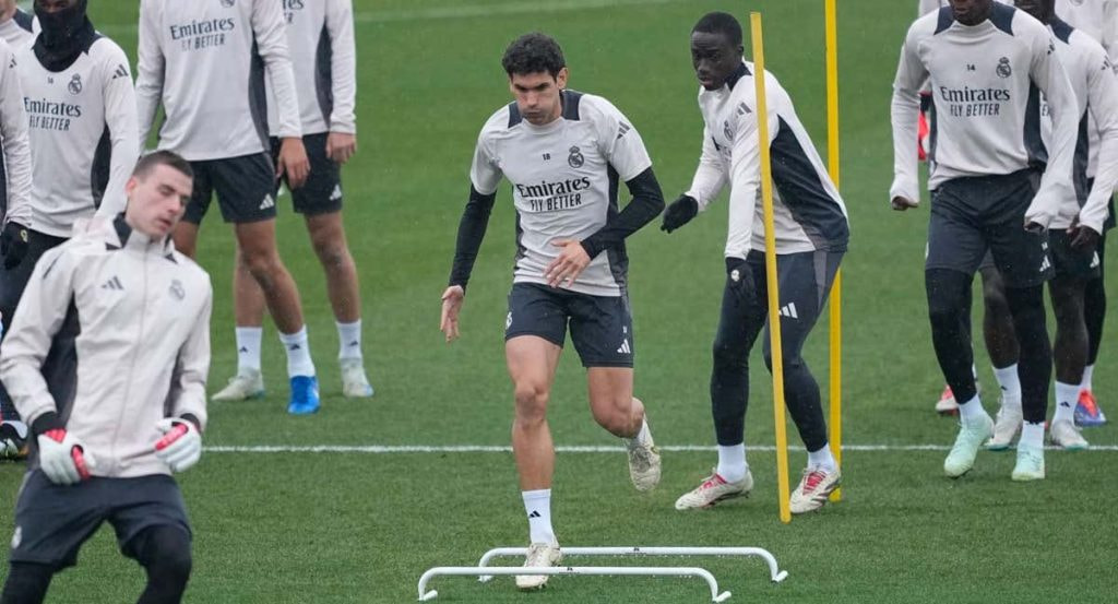 Jesús Vallejo entrenando con el Real Madrid.