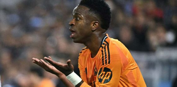 Vinicius JR protesta a Alberola Rojas.