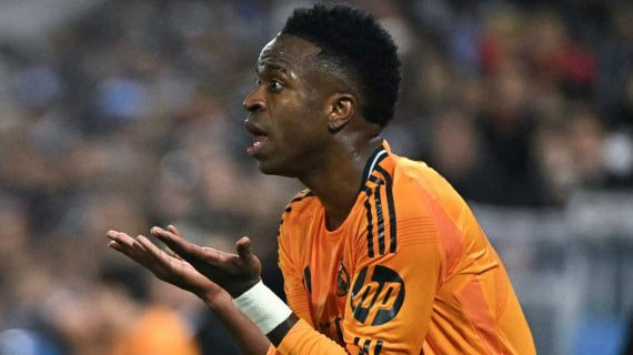 Vinicius JR protesta a Alberola Rojas.