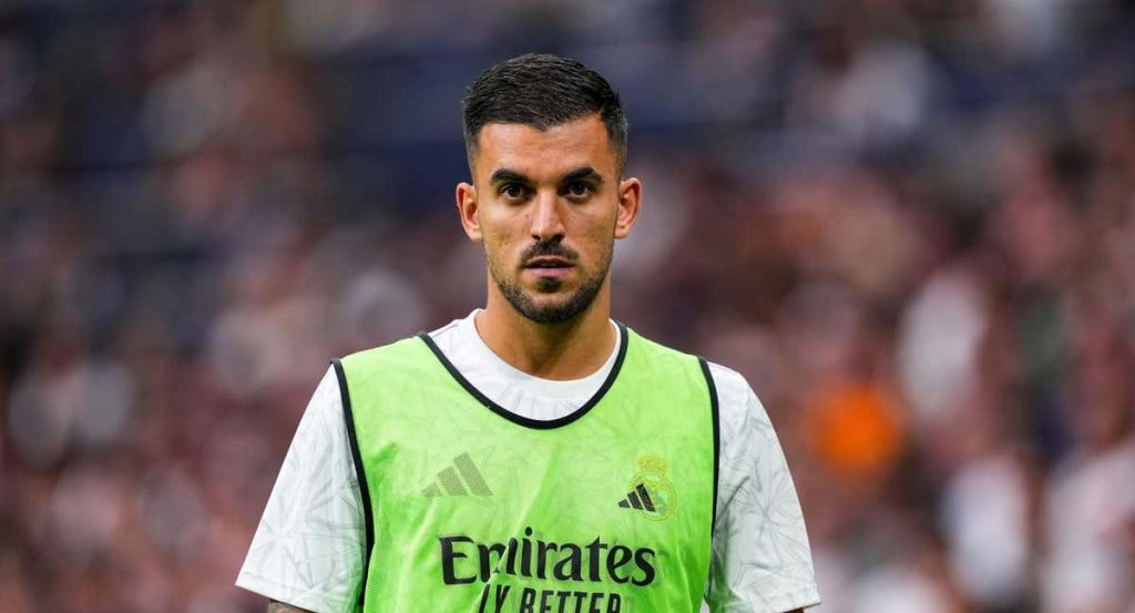 Dani Ceballos calentando durante un partido del Real Madrid.