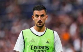 Dani Ceballos calentando durante un partido del Real Madrid.