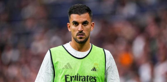 Dani Ceballos calentando durante un partido del Real Madrid.
