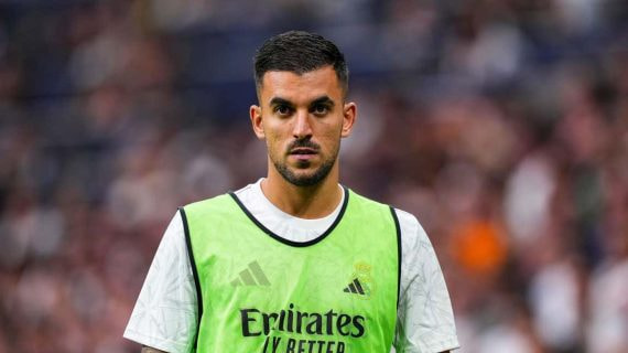 Dani Ceballos calentando durante un partido del Real Madrid.