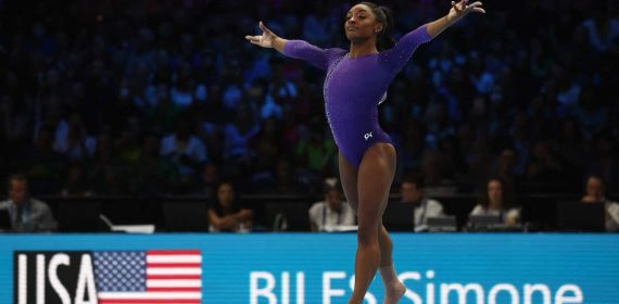 Simone Biles durante su actuación en el Mundial de 2023.