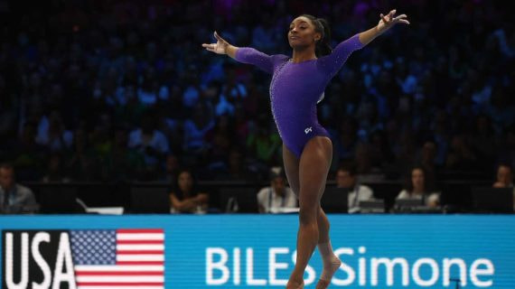 Simone Biles durante su actuación en el Mundial de 2023.