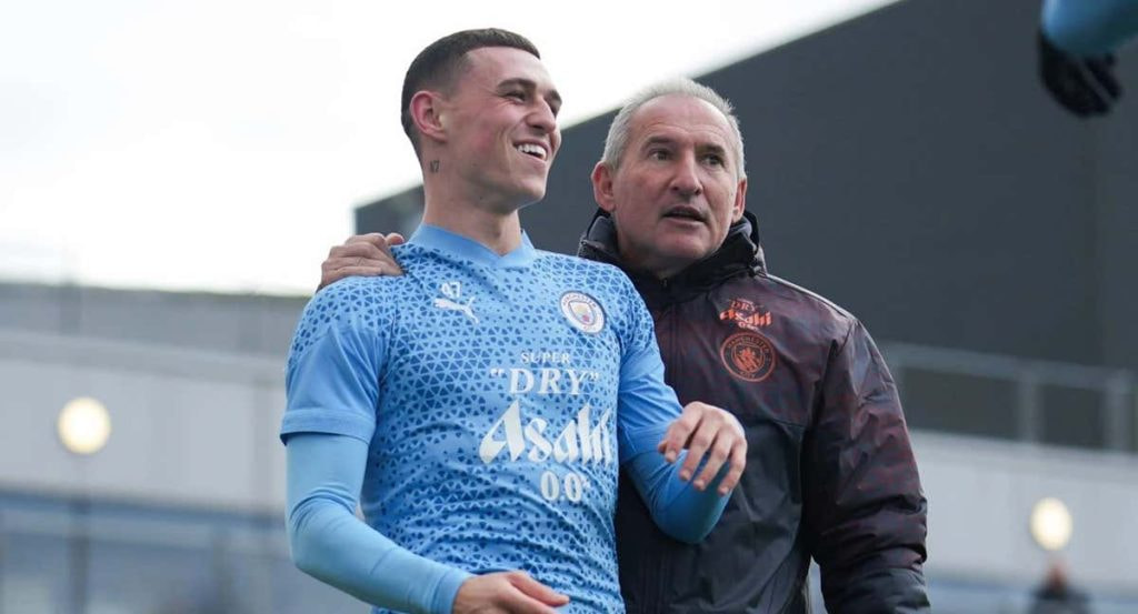 Foden y Txiki Begiristain en un partido del Manchester City
