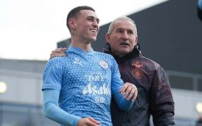 Foden y Txiki Begiristain en un partido del Manchester City