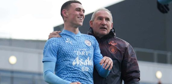 Foden y Txiki Begiristain en un partido del Manchester City