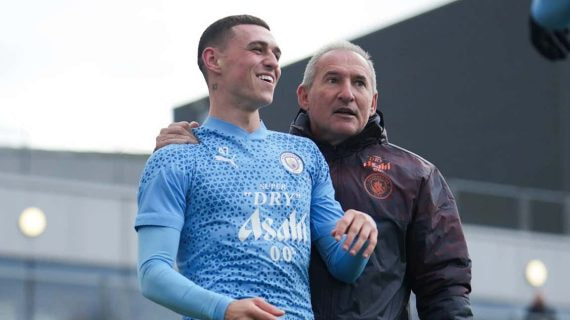 Foden y Txiki Begiristain en un partido del Manchester City