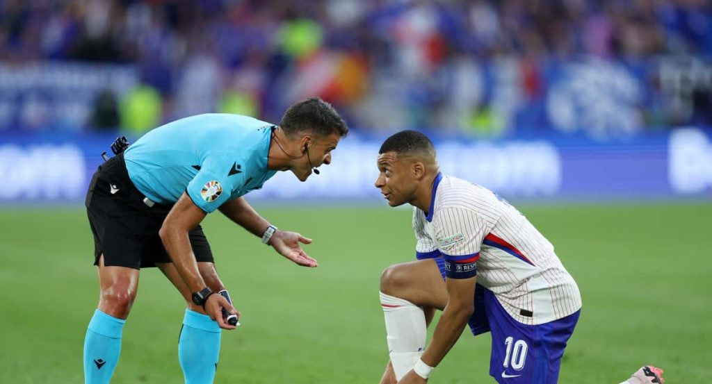 Jesús Gil Manzano con Mbappé, durante un lance del partido entre Austria y Francia de la primera jornada de la Eurocopa 2024.