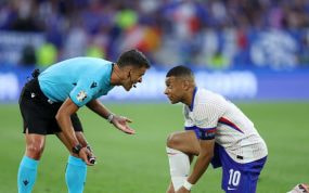 Jesús Gil Manzano con Mbappé, durante un lance del partido entre Austria y Francia de la primera jornada de la Eurocopa 2024.