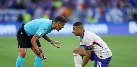 Jesús Gil Manzano con Mbappé, durante un lance del partido entre Austria y Francia de la primera jornada de la Eurocopa 2024.
