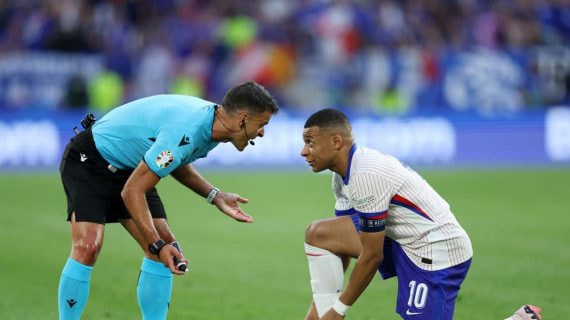 Jesús Gil Manzano con Mbappé, durante un lance del partido entre Austria y Francia de la primera jornada de la Eurocopa 2024.