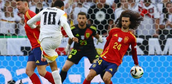 El balón impacta en la mano de Marc Cucurella tras el disparo de Jamal Musiala en el partido que España y Alemania disputaron en la pasada Eurocopa.