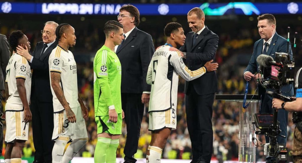 Ceferin, con Bellingham, y Florentino Pérez, con Vinicius, en la última Supercopa de Europa.
