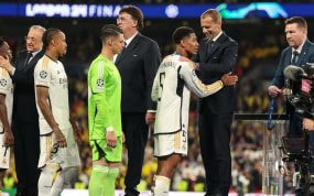 Ceferin, con Bellingham, y Florentino Pérez, con Vinicius, en la última Supercopa de Europa.