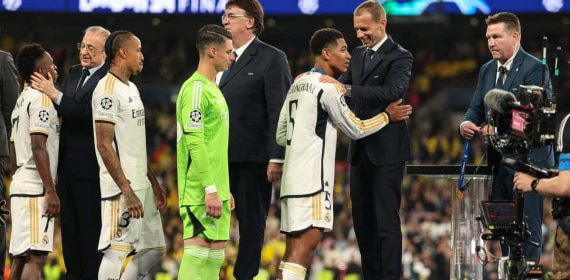 Ceferin, con Bellingham, y Florentino Pérez, con Vinicius, en la última Supercopa de Europa.