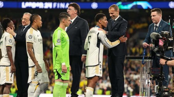 Ceferin, con Bellingham, y Florentino Pérez, con Vinicius, en la última Supercopa de Europa.