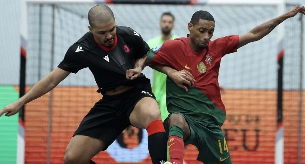 El brasileño nacionalizado Villiam y Pauleta pugna por un balón en un partido entre Georgia y Portugal.