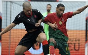 El brasileño nacionalizado Villiam y Pauleta pugna por un balón en un partido entre Georgia y Portugal.