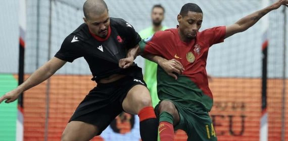 El brasileño nacionalizado Villiam y Pauleta pugna por un balón en un partido entre Georgia y Portugal.