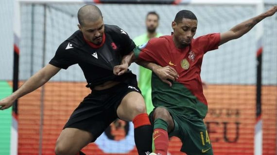El brasileño nacionalizado Villiam y Pauleta pugna por un balón en un partido entre Georgia y Portugal.