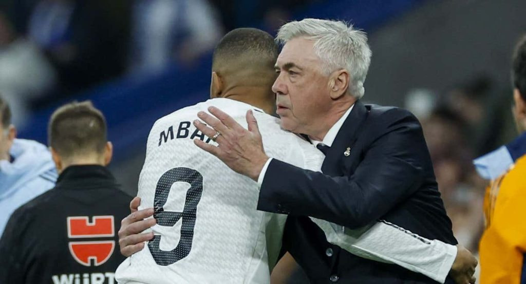 Ancelotti abraza a Mbappé durante el Real Madrid-Sevilla.