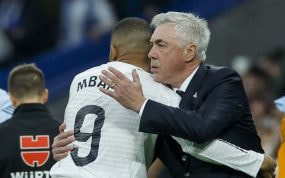 Ancelotti abraza a Mbappé durante el Real Madrid-Sevilla.