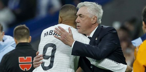 Ancelotti abraza a Mbappé durante el Real Madrid-Sevilla.