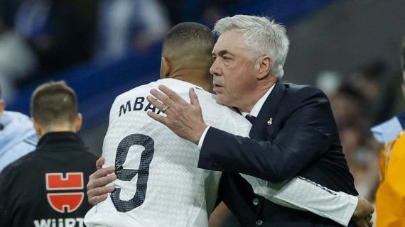 Ancelotti abraza a Mbappé durante el Real Madrid-Sevilla.