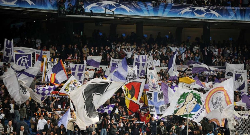 Aficionados del Real Madrid en el fondo sur, en una imagen de archivo.