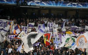 Aficionados del Real Madrid en el fondo sur, en una imagen de archivo.