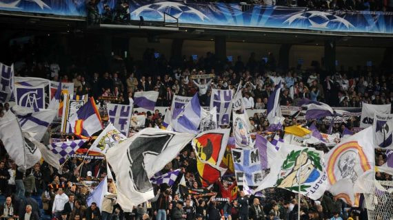 Aficionados del Real Madrid en el fondo sur, en una imagen de archivo.